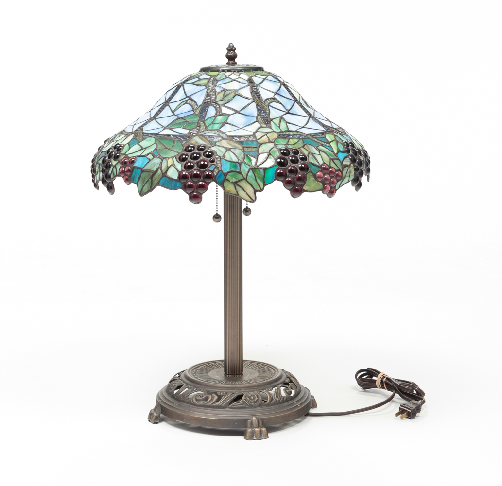 TIFFANY STYLE TABLE LAMP WITH LEADED