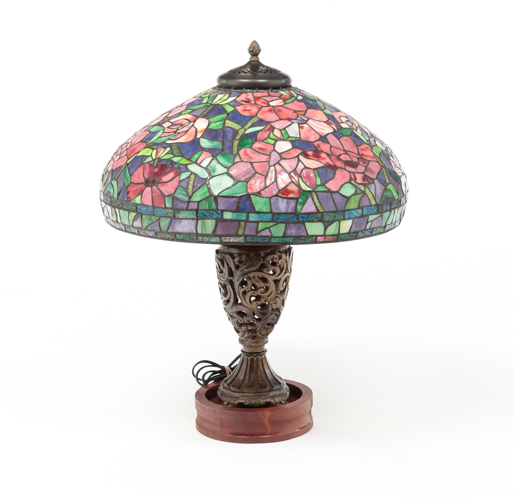 TIFFANY STYLE TABLE LAMP WITH LEADED 2dfe13