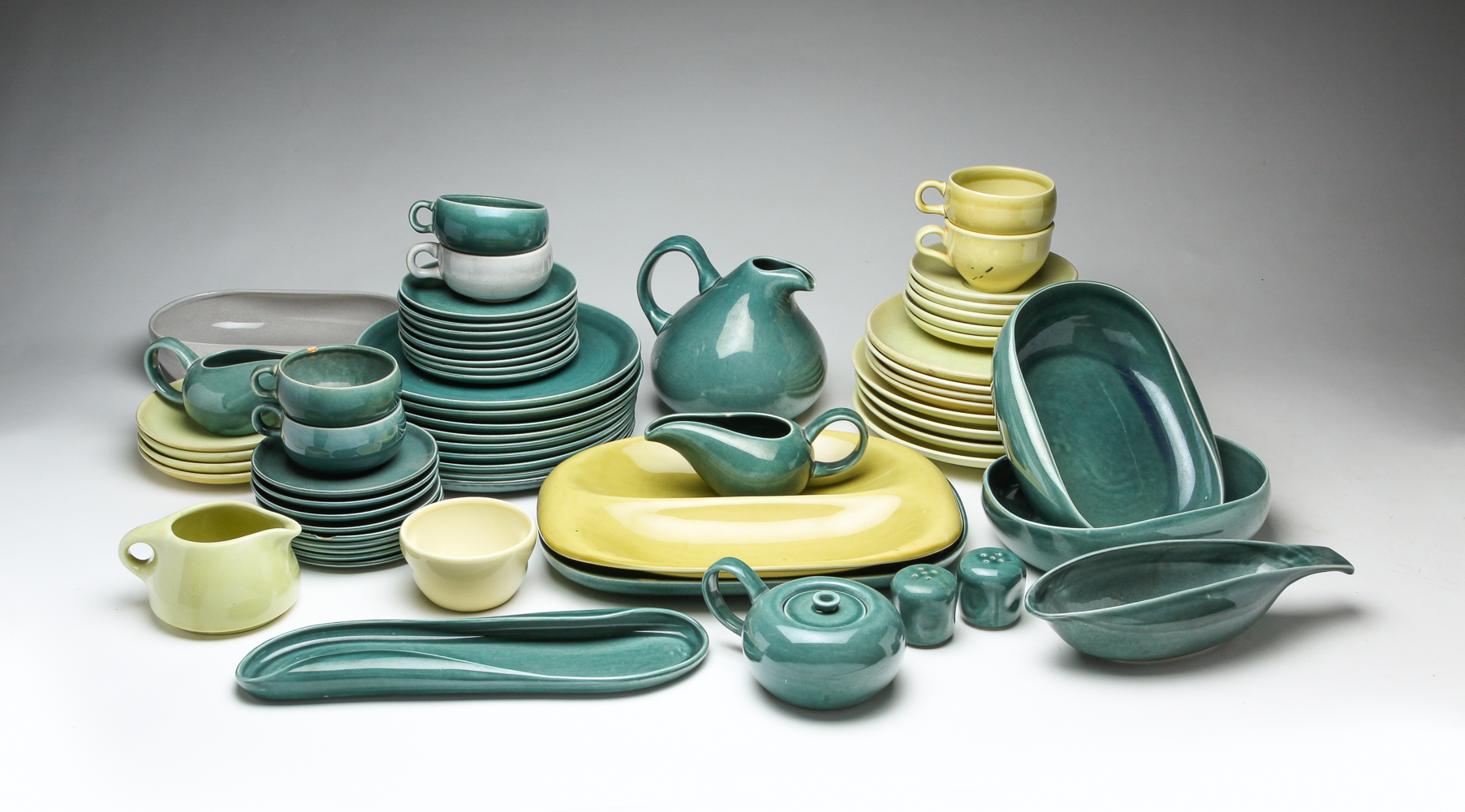 GROUP OF RUSSEL WRIGHT DINNERWARE.