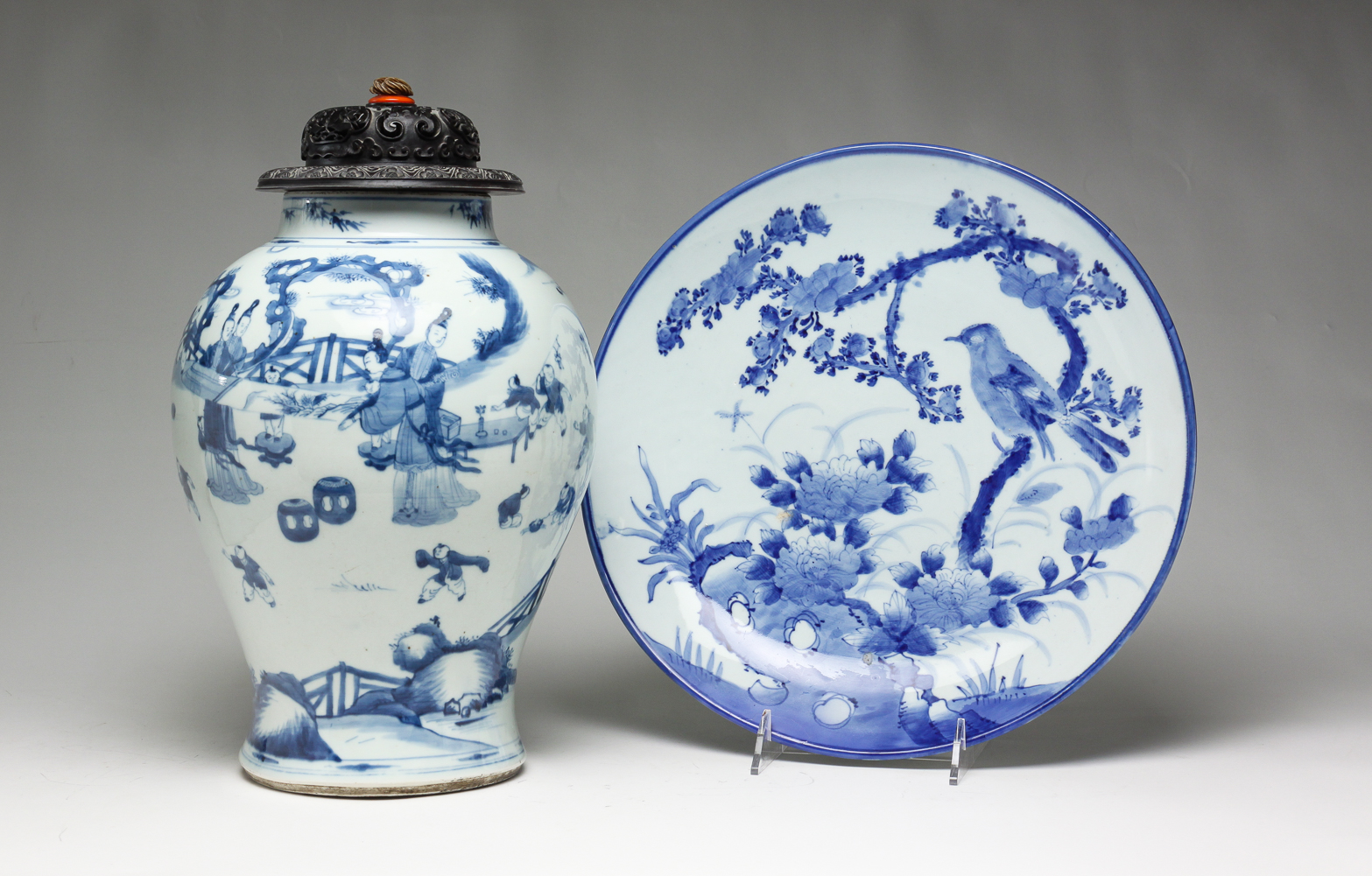 CHINESE PORCELAIN URN AND CHARGER.