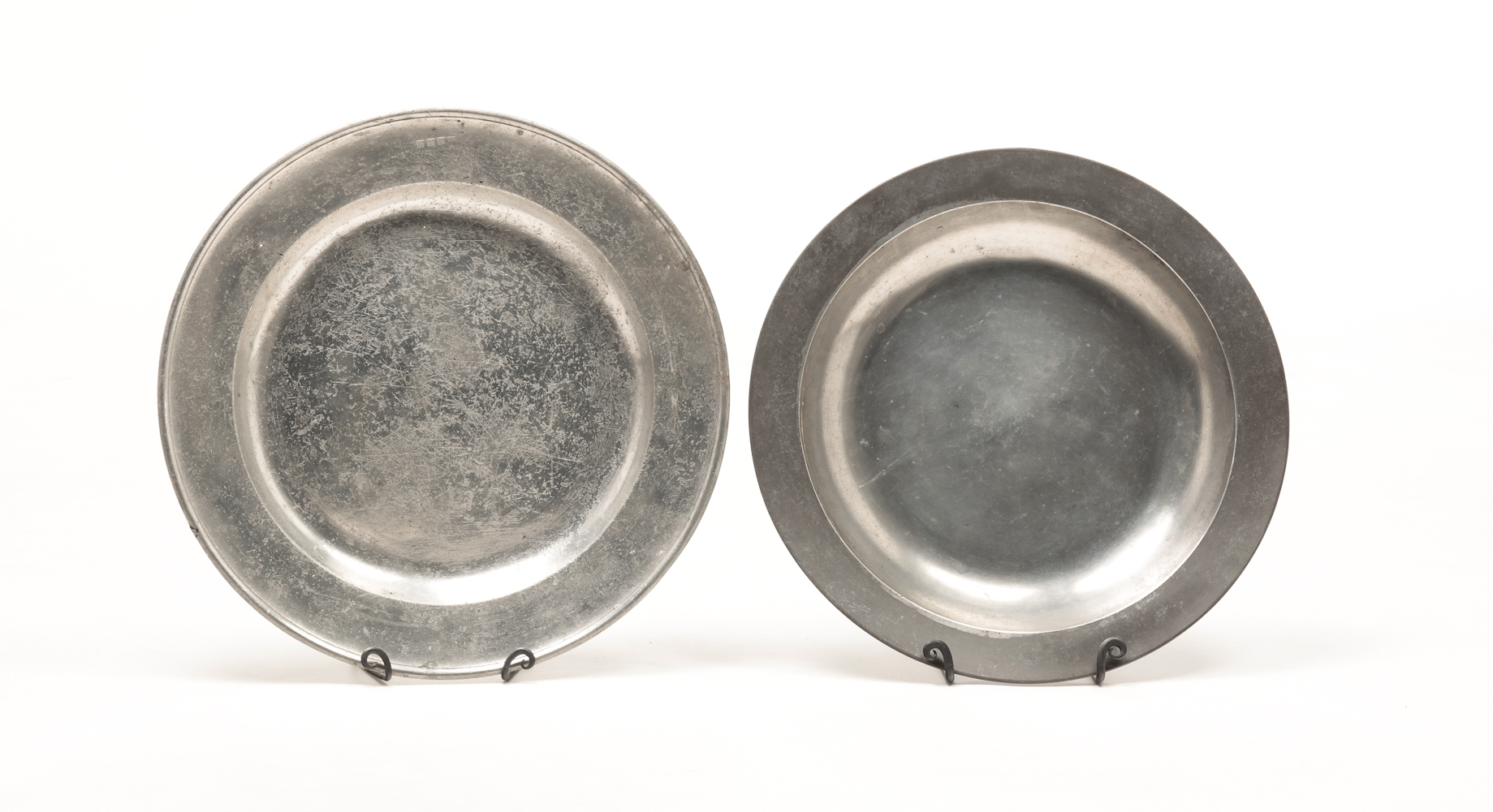 TWO ENGLISH PEWTER CHARGERS Eighteenth 2dff2d