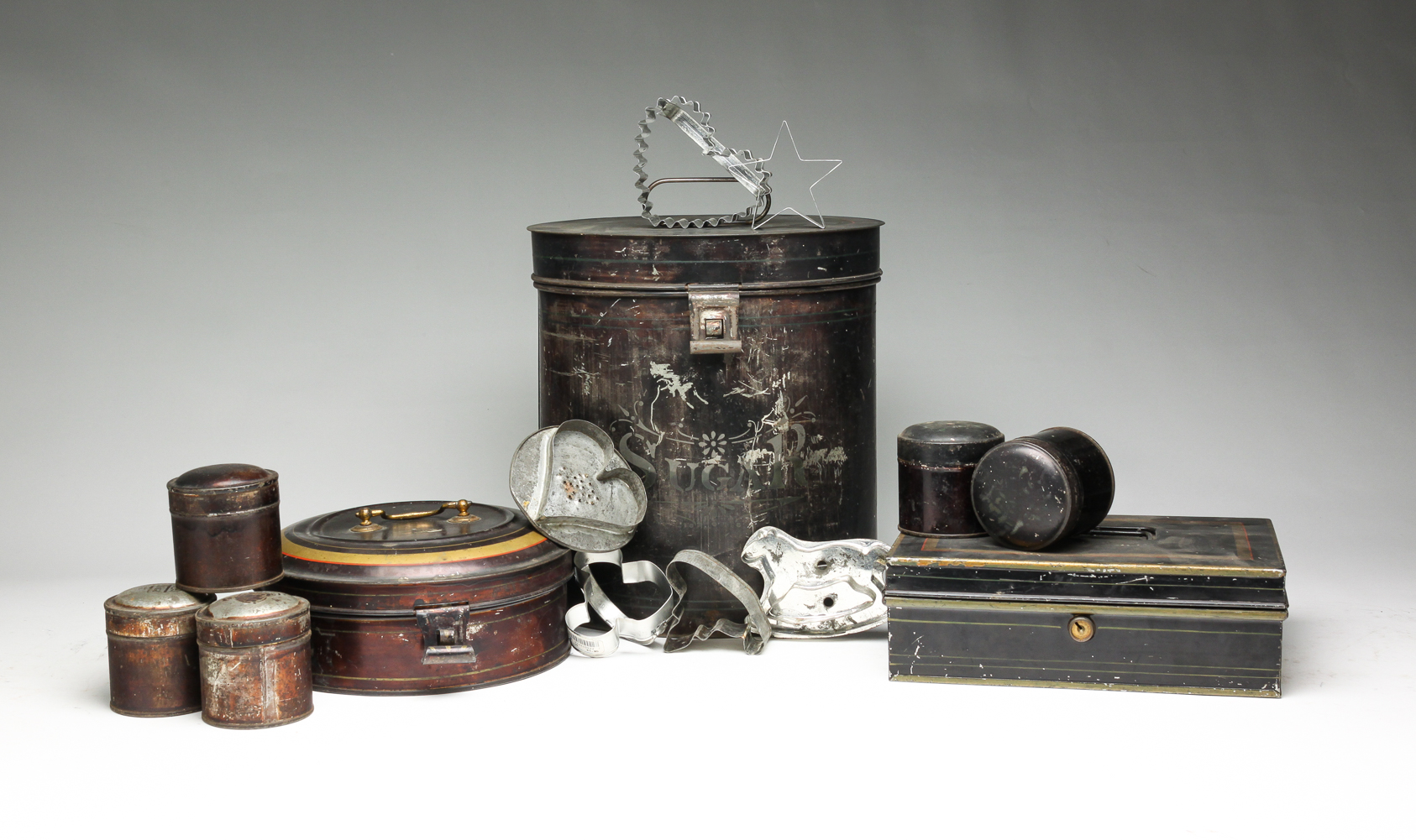 GROUP OF AMERICAN TOLE AND TIN WARE.