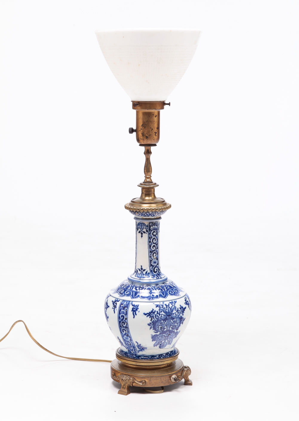 BLUE AND WHITE PORCELAIN LAMP.