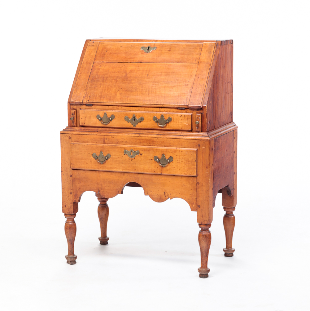 AMERICAN DIMINUTIVE QUEEN ANNE DESK