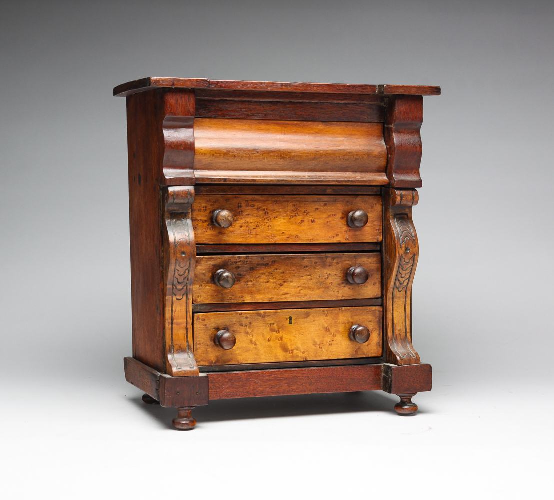 AMERICAN MINIATURE EMPIRE CHEST  2e0072