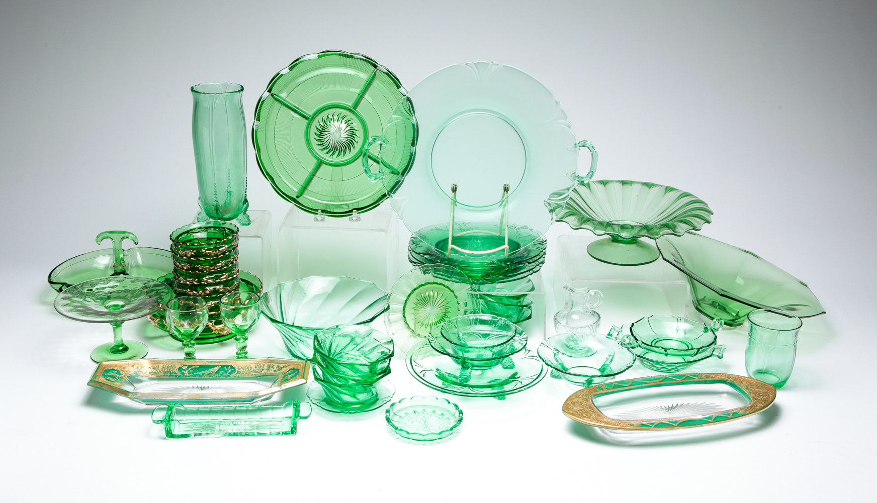 COLLECTION OF HEISEY GLASS IN GREEN  2e01ab