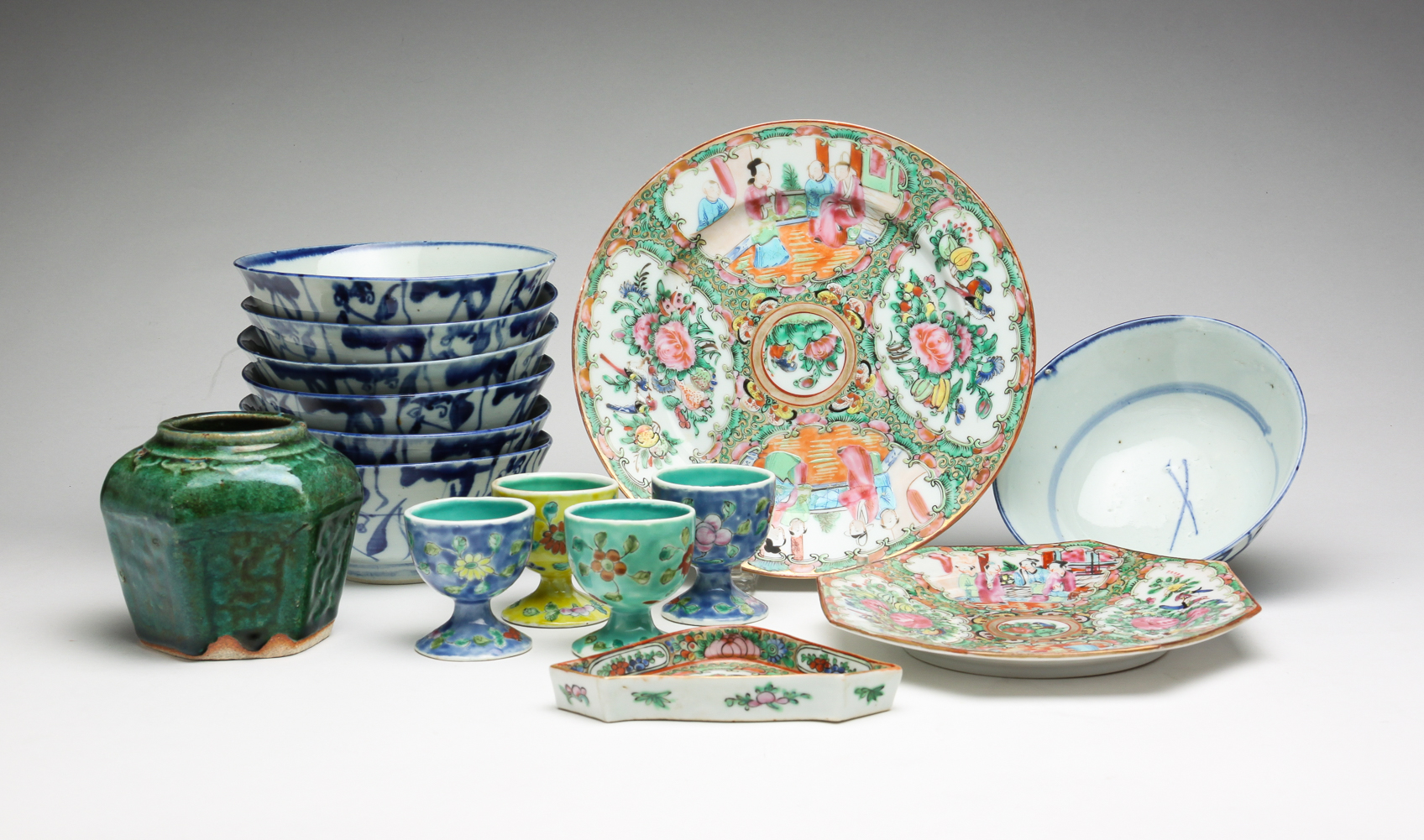 GROUP OF CHINESE PORCELAIN WITH