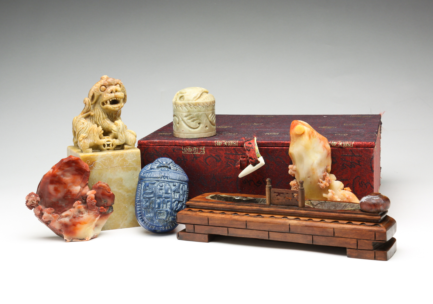 GROUP OF ASIAN SOAPSTONE AND AGATE