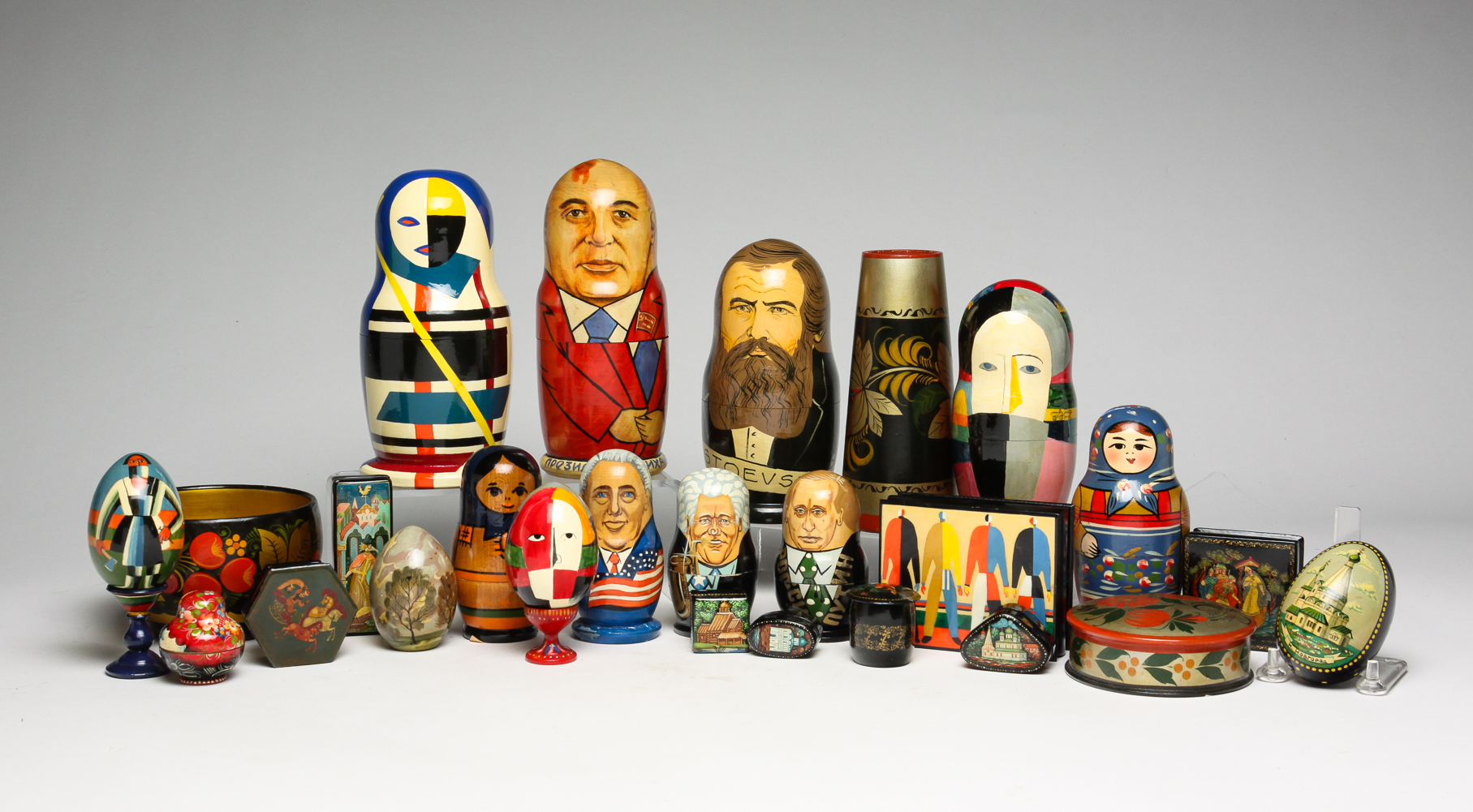 GROUP OF RUSSIAN LACQUER AND NESTING