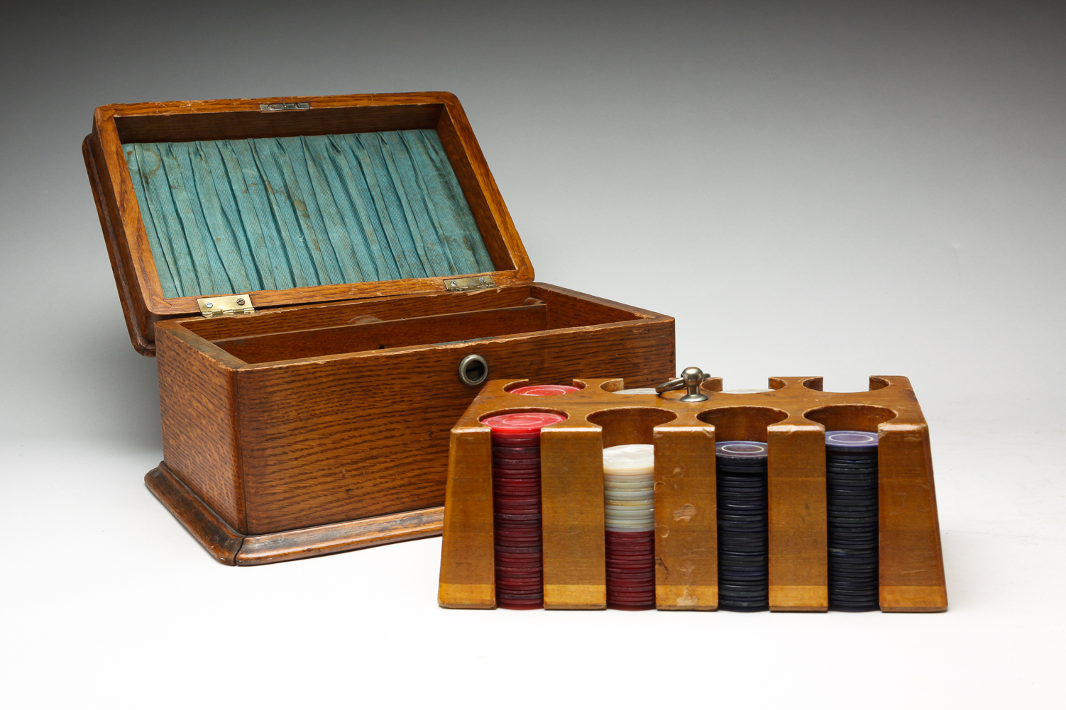 AMERICAN BOXED SET OF POKER CHIPS.