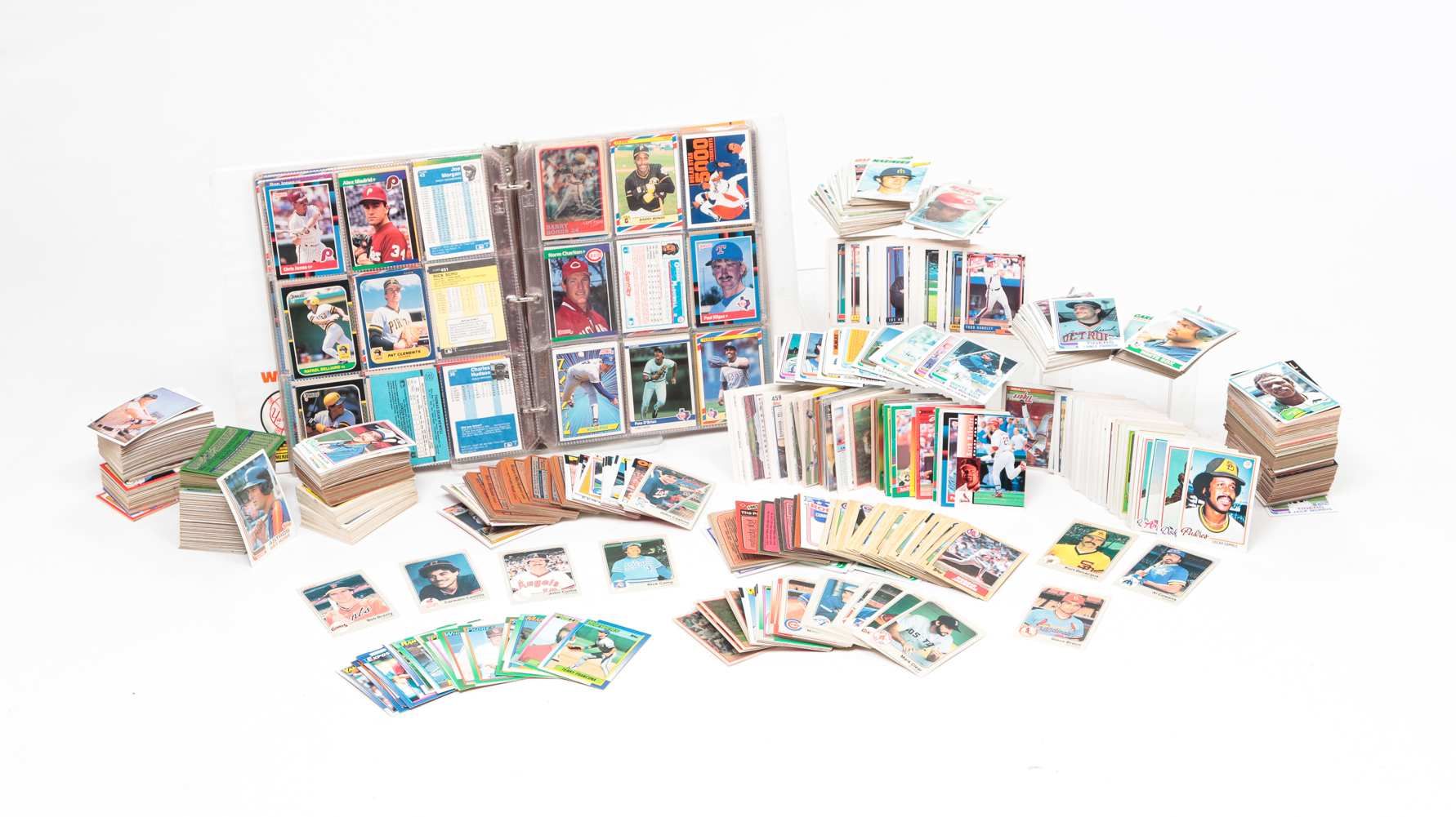 GROUPING OF BASEBALL CARDS Mostly 2e033a