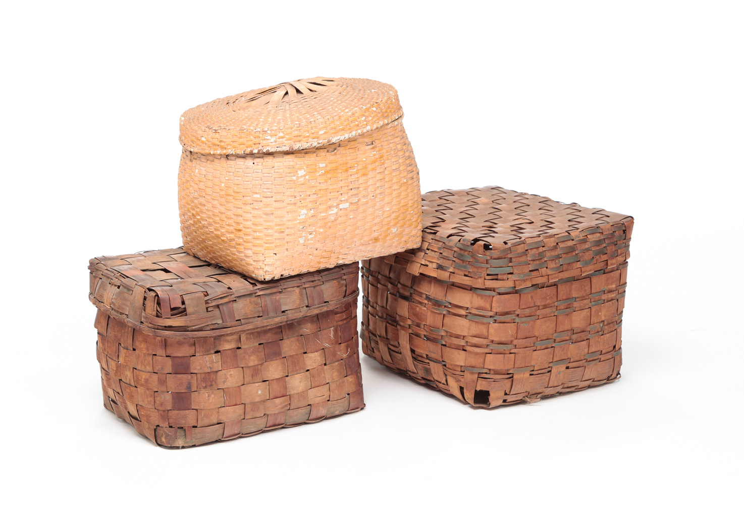 THREE AMERICAN LIDDED BASKETS.