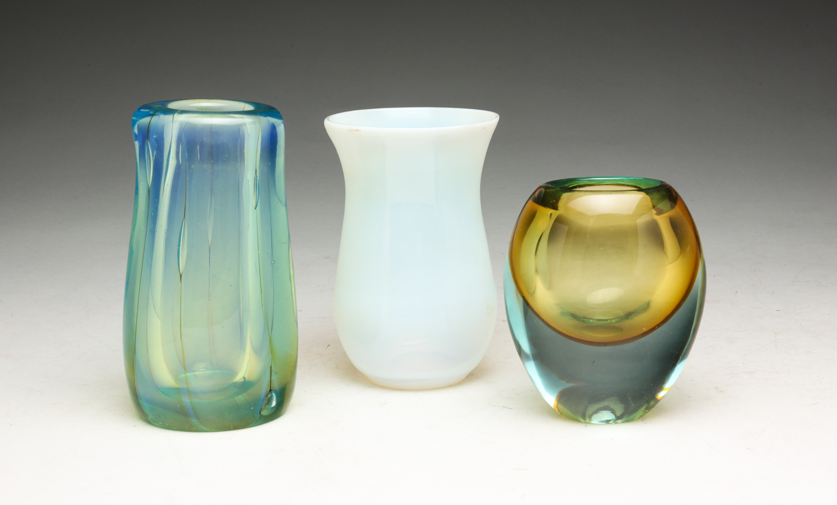 THREE PIECES OF ART GLASS A mid 2e0515