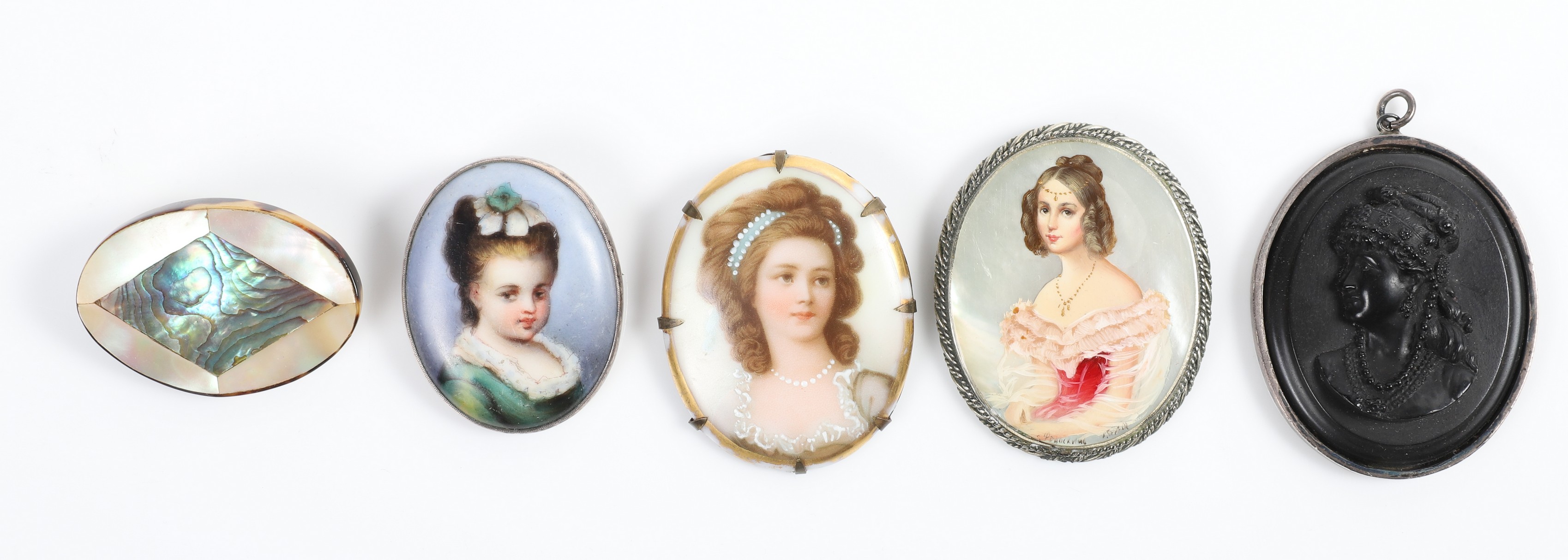 (5) Cameos and brooches to include silver