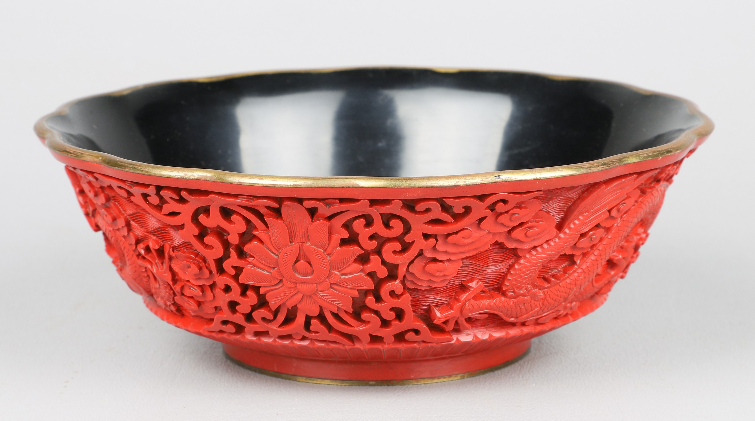 Chinese cinnabar bowl dragon decoration  2e08b7