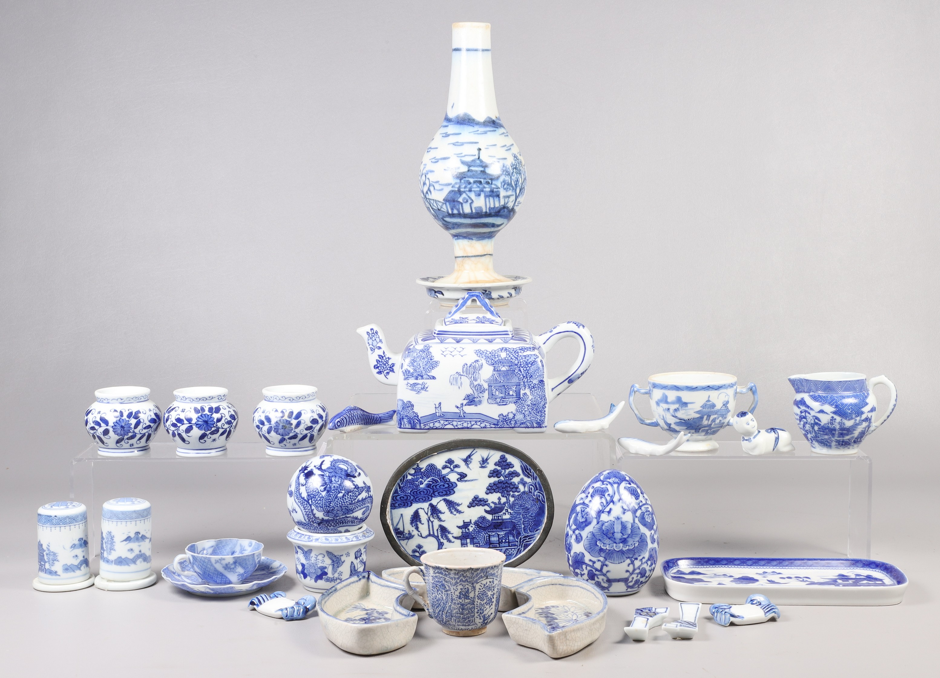 Lot of Asian blue white porcelain  2e0a9b