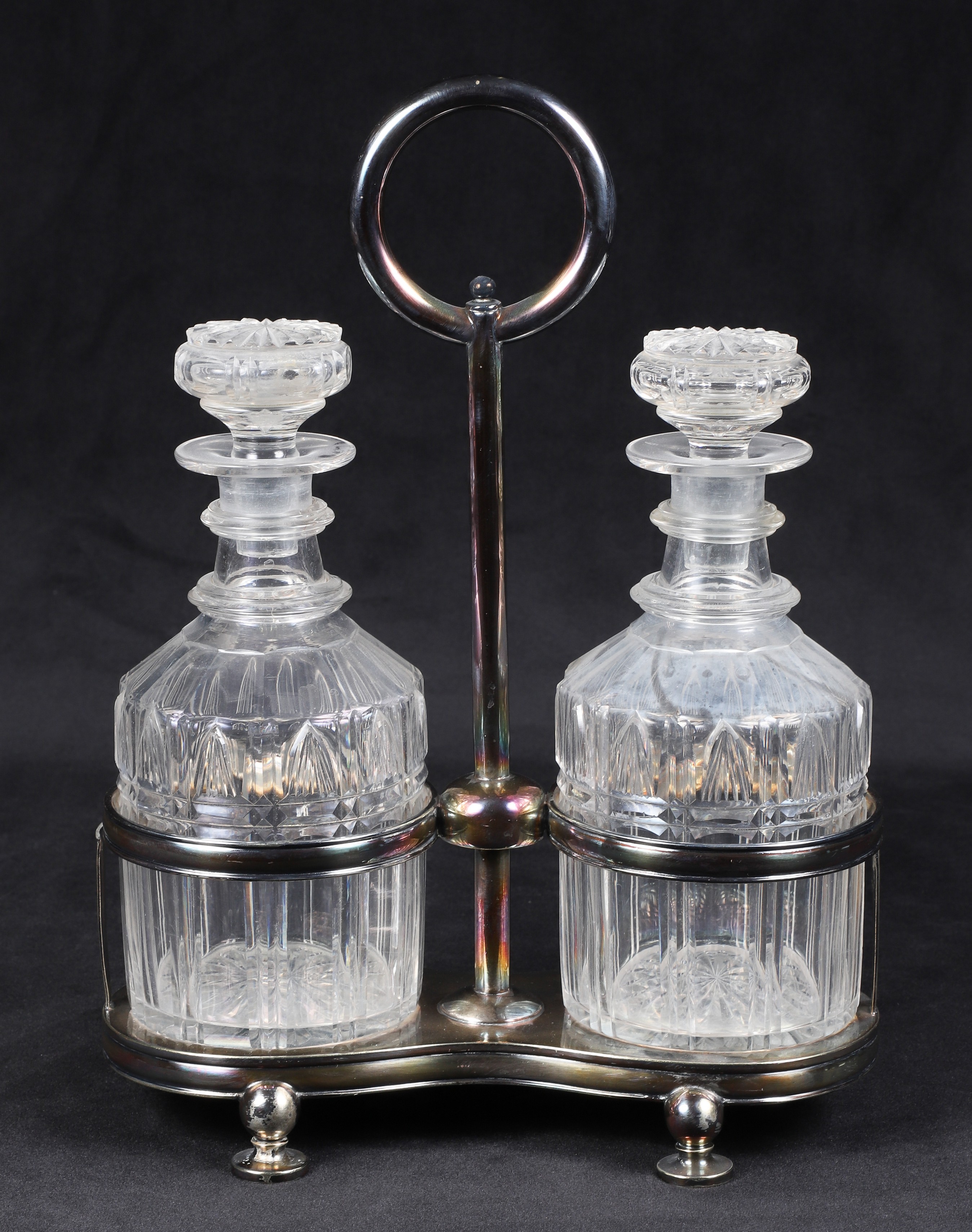 Pair of cut glass decanters in 2e1061