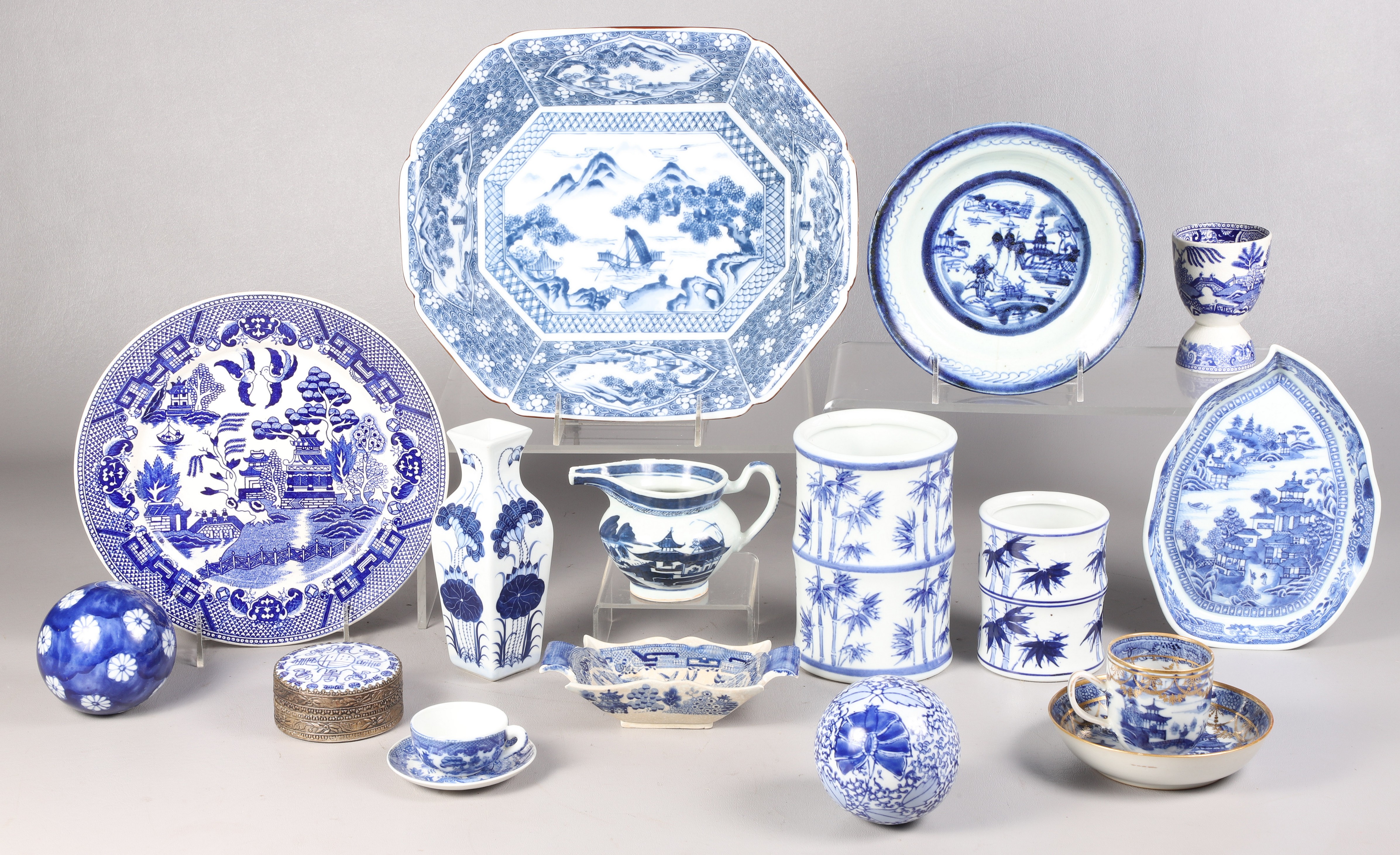 Lot of Asian blue white porcelain  2e11ec