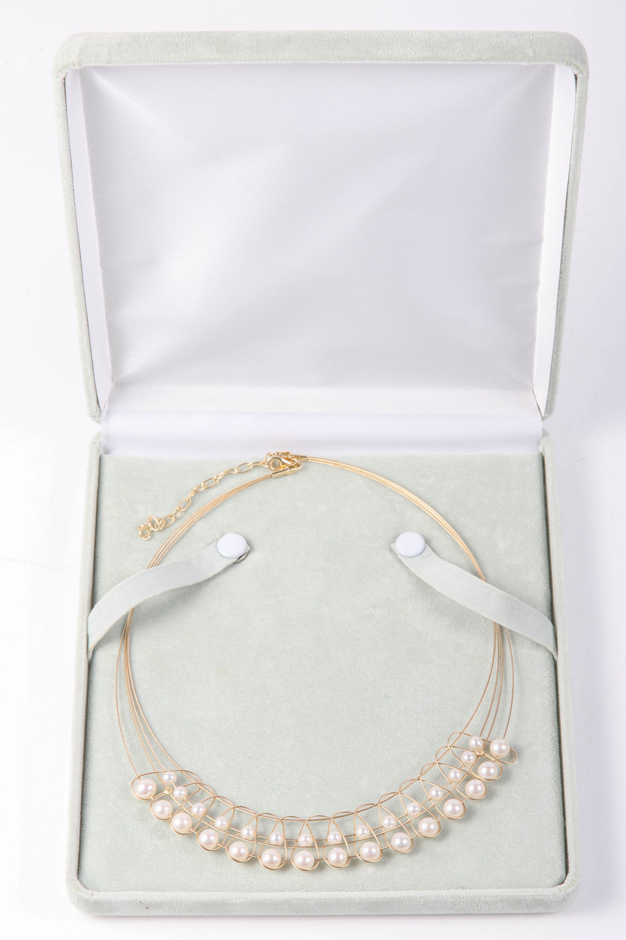 14K yellow gold and pearl necklace,