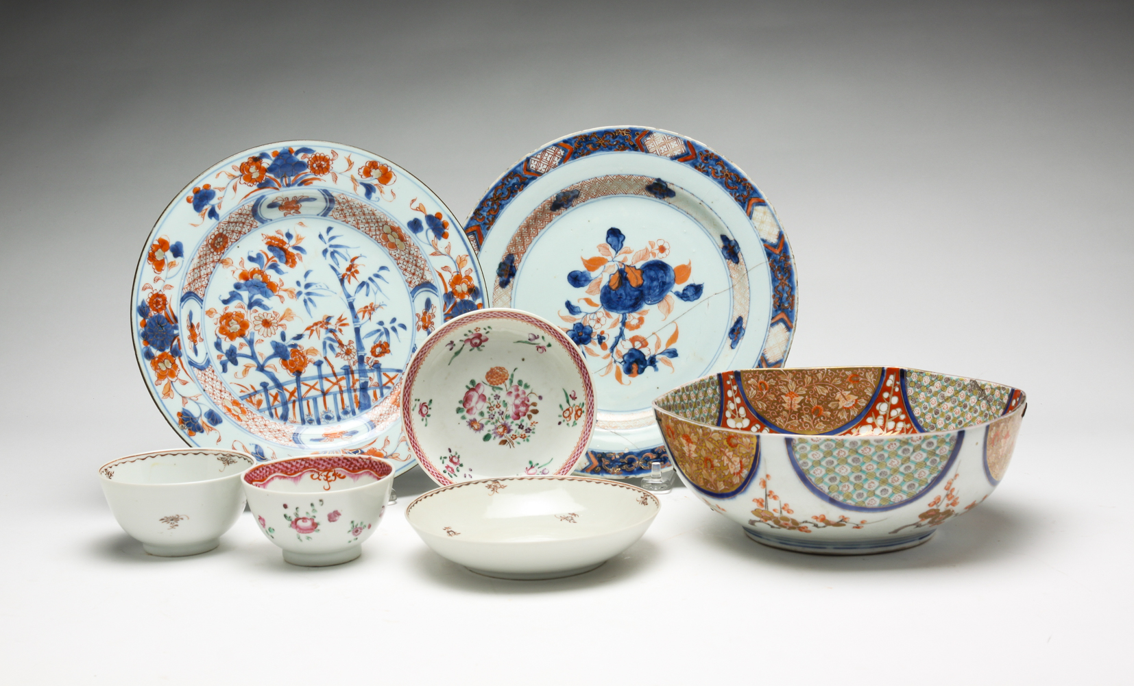 FIVE PIECES OF CHINESE PORCELAIN.