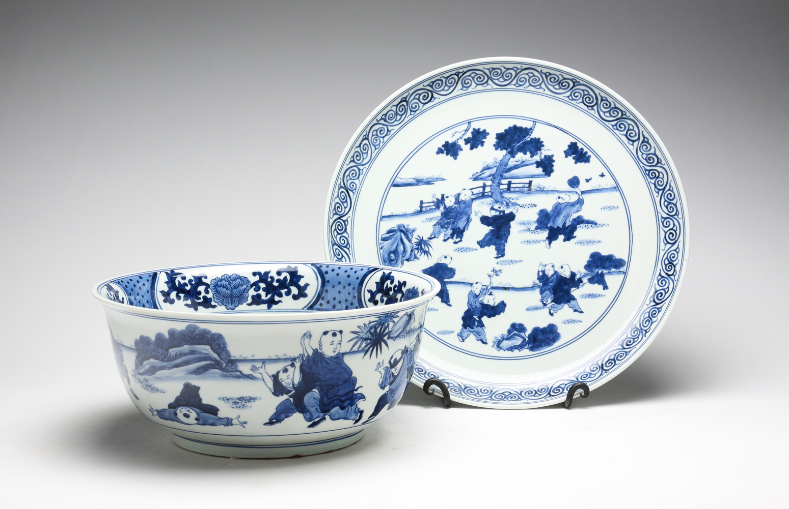 CHINESE PORCELAIN PUNCH BOWL AND UNDERPLATE.