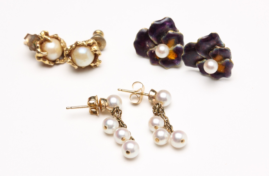 THREE PAIRS GOLD AND PEARL JEWELRY.