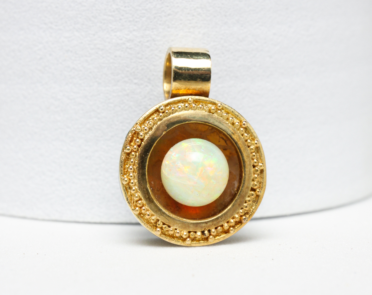 VINTAGE GOLD AND OPAL PENDANT  2df975