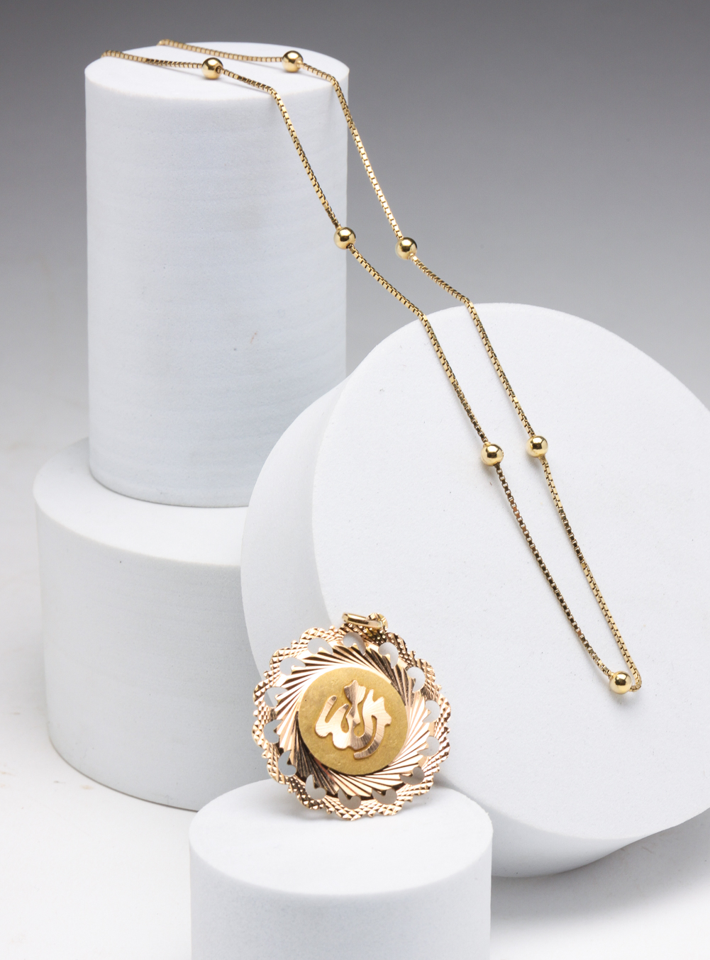 18K GOLD CHAIN AND PENDANT/CHARM.
