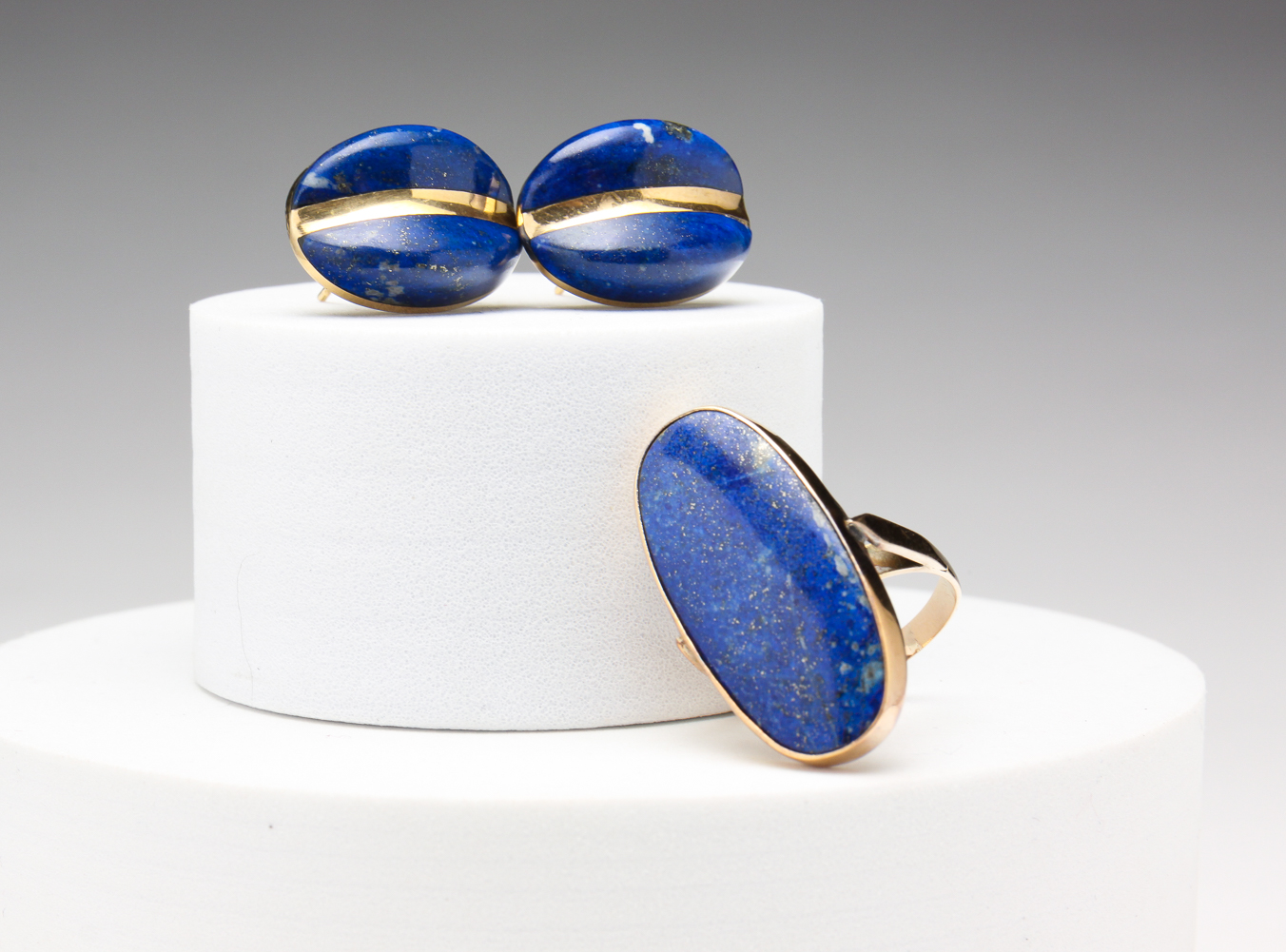 PAIR OF YELLOW GOLD AND LAPIS EARRINGS 2df9cf