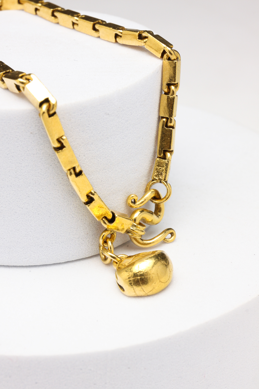 HIGH KARAT GOLD LINK BRACELET.