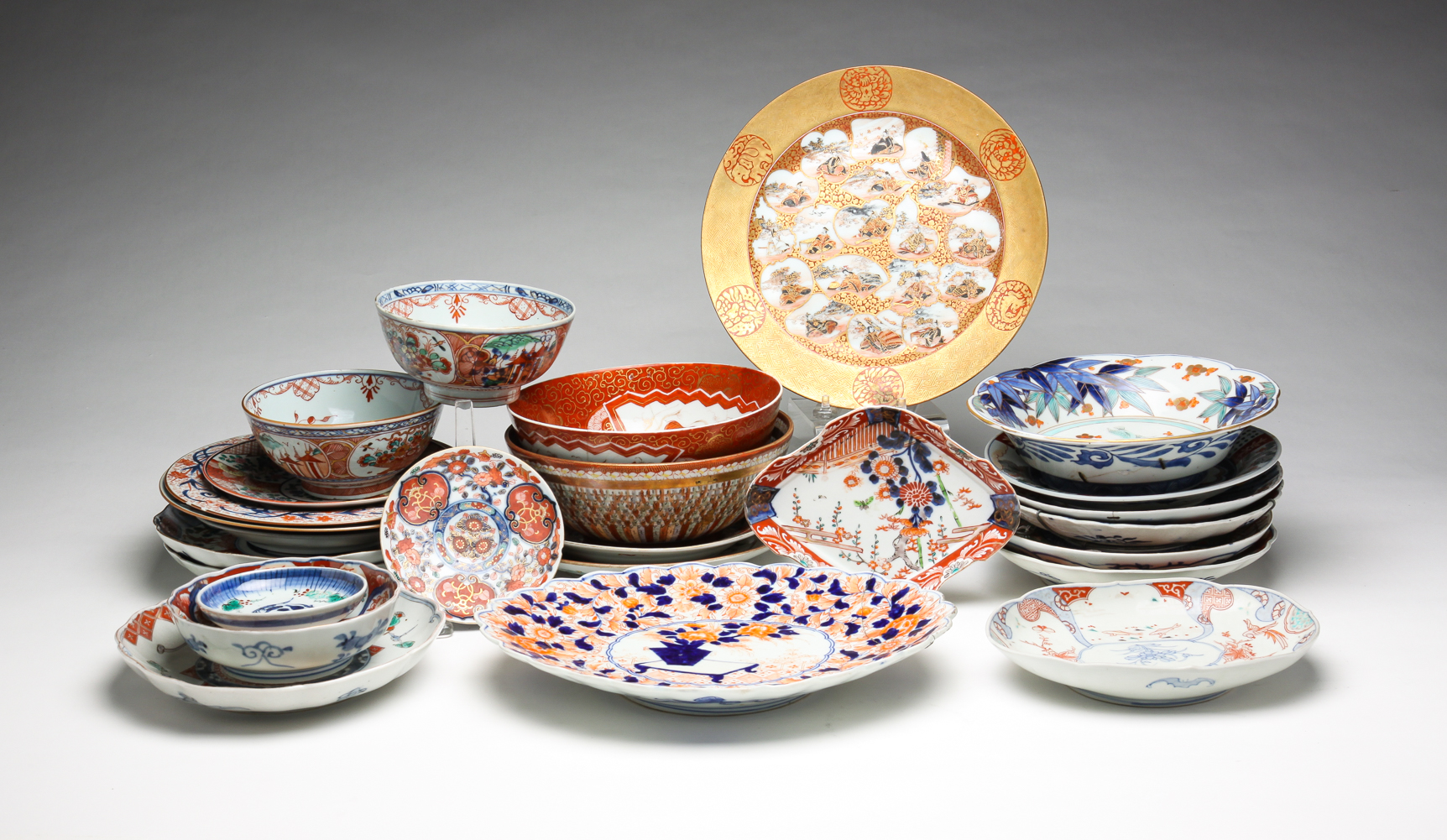 GROUP OF CHINESE AND JAPANESE PORCELAIN  2dfa3a