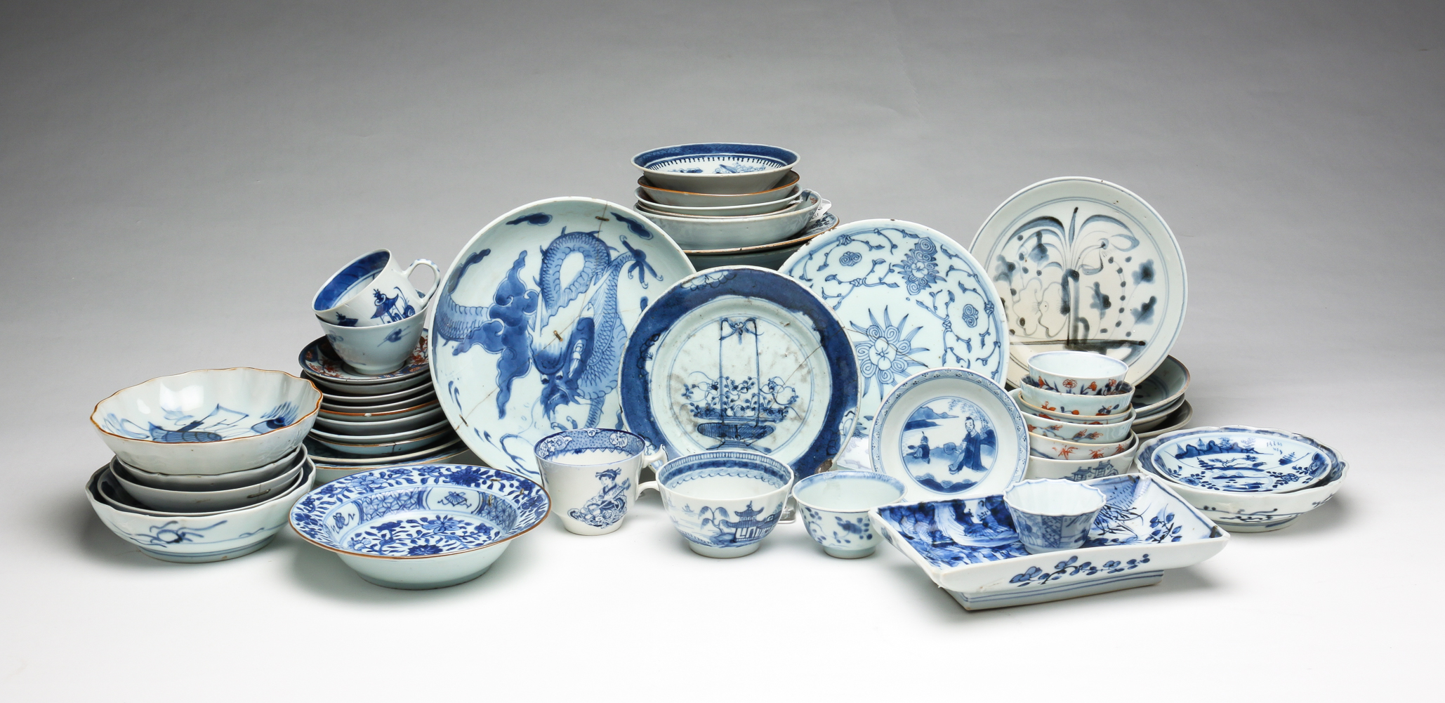 GROUP OF CHINESE AND JAPANESE PORCELAIN  2dfa3b