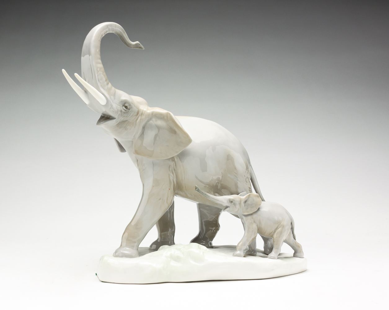 LLADRO "TWO ELEPHANTS" FIGURINE.