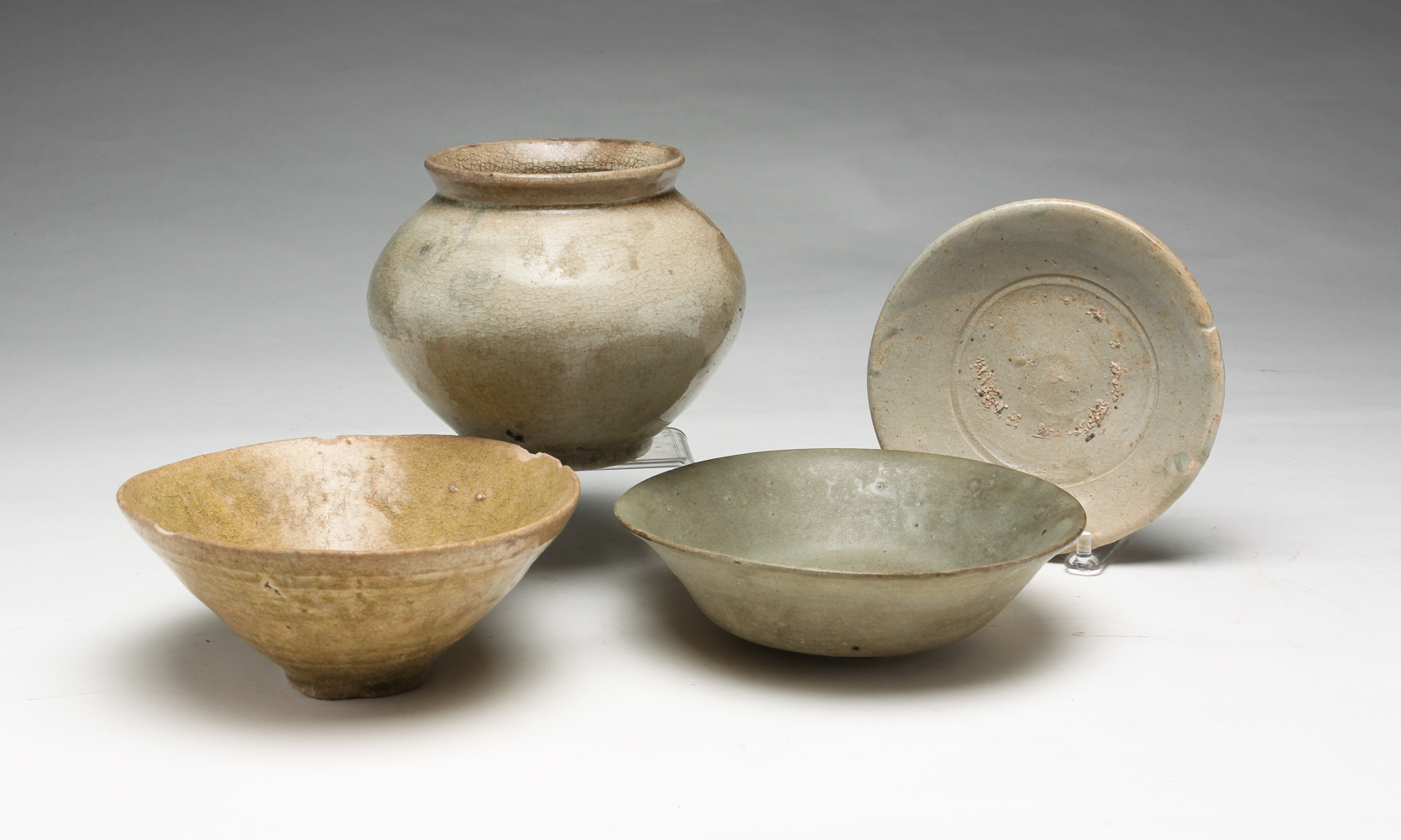 FOUR KOREAN POTTERY PIECES. Josean