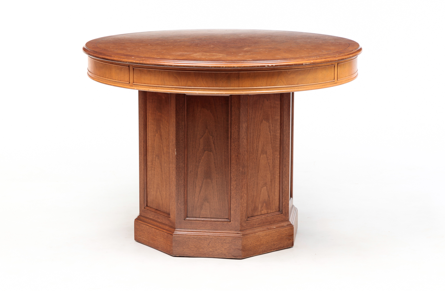 AMERICAN ROUND CENTER TABLE. Late 20th
