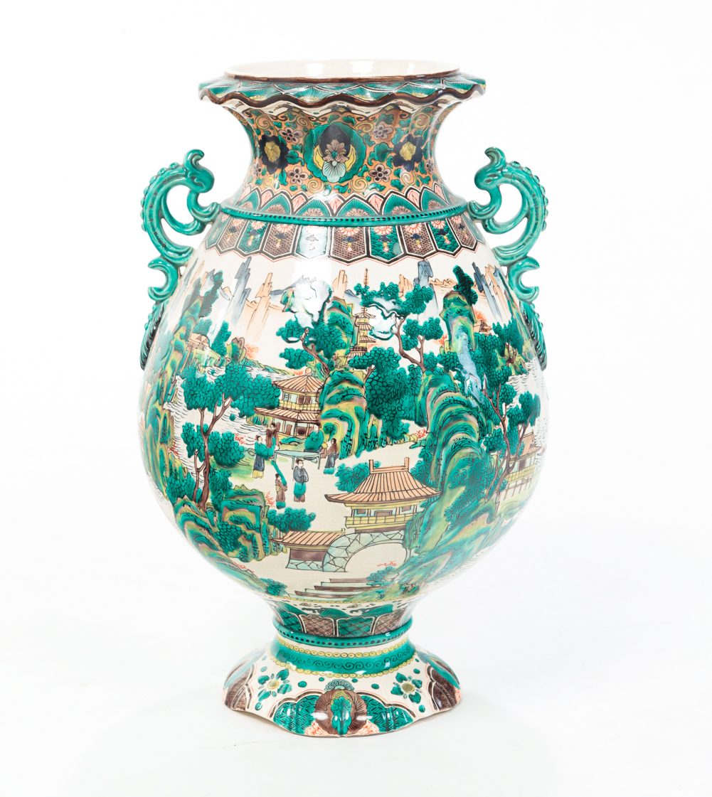 CHINESE FAMILLE VERTE STYLE URN.
