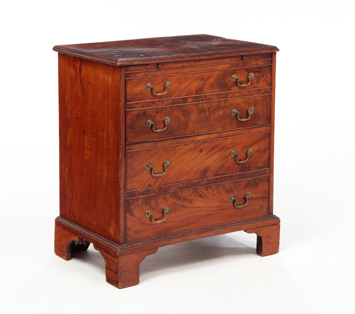 ENGLISH CHIPPENDALE COMMODE Late 2dfad5