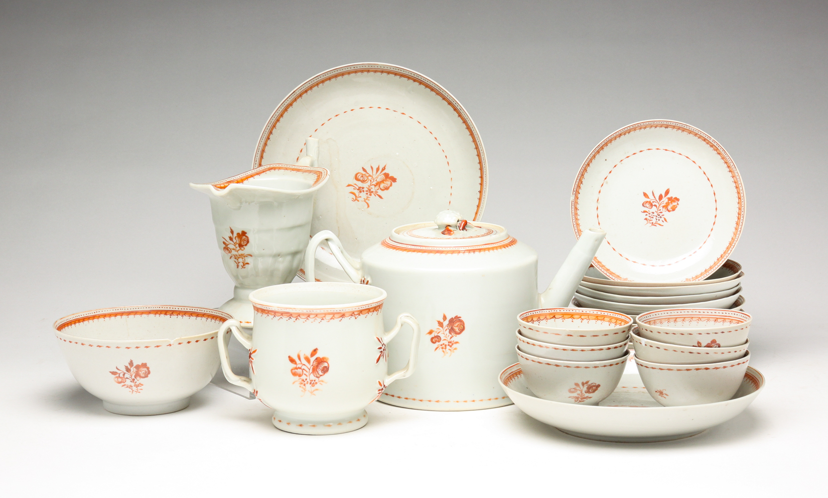 CHINESE EXPORT TEA SET. Early 19th century.