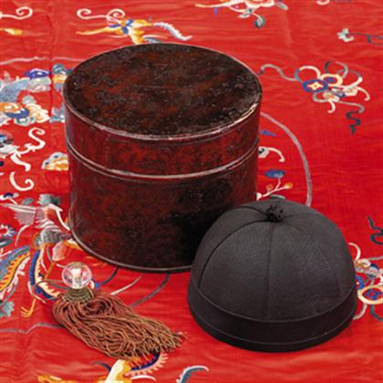Chinese gold lacquer hat box black 49952