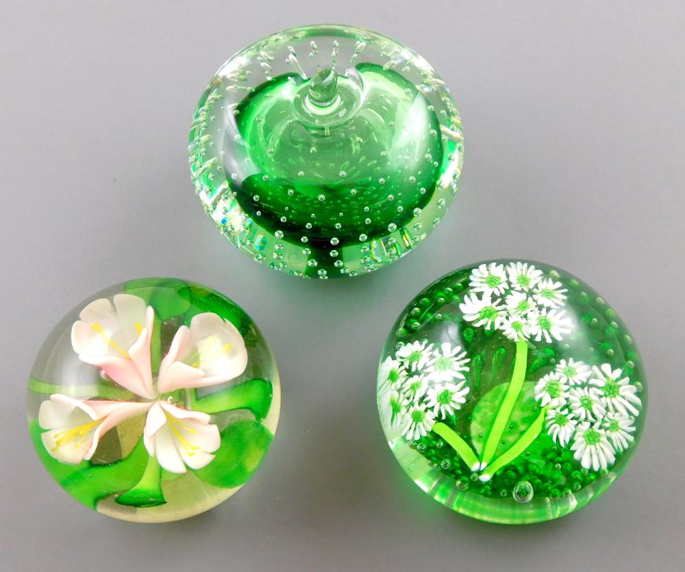 ART GLASS THREE ROUND CLEAR PAPERWEIGHTS 2e2835