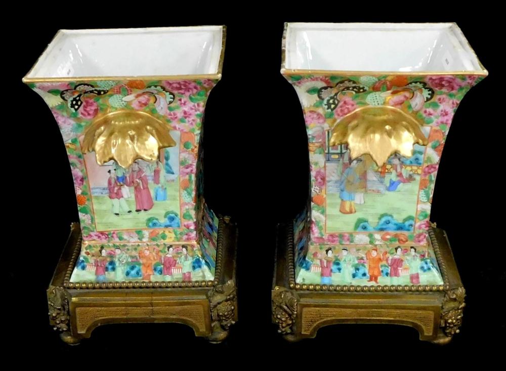 ASIAN PAIR OF ROSE MANDARIN URNS  2e28a4