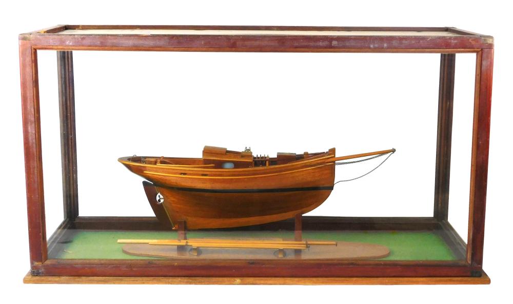 SHIP MODEL IN GLASS CASE 20TH 2e2bbe