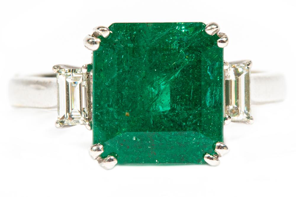 18 KT WHITE GOLD EMERALD AND 2e3229