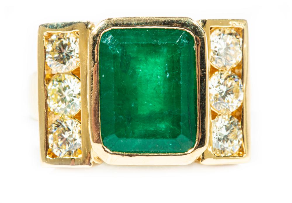 18 KT YELLOW GOLD EMERALD AND 2e3222