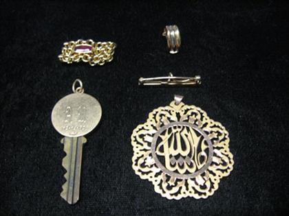 Group of assorted gold pieces (5)