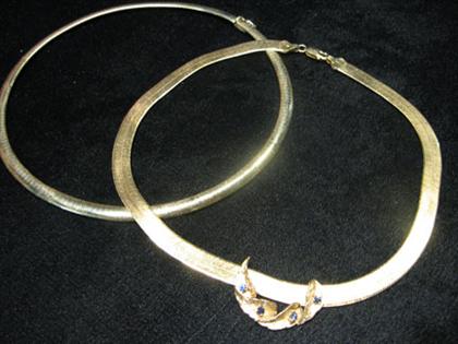 Two yellow gold Omega necklaces 49f03