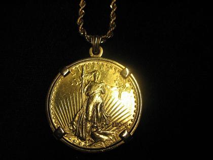 18 karat yellow gold medallion 49f09