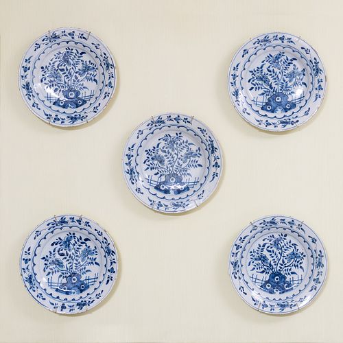 GROUP OF FIVE BLUE AND WHITE DELFT 2e396b