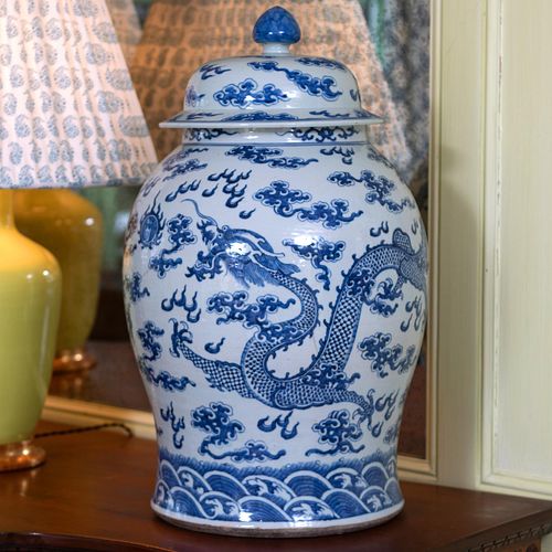 LARGE CHINESE BLUE AND WHITE PORCELAIN 2e396f
