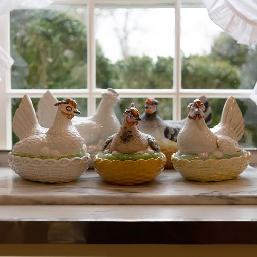 GROUP OF FIVE PORCELAIN HEN FORM 2e3985